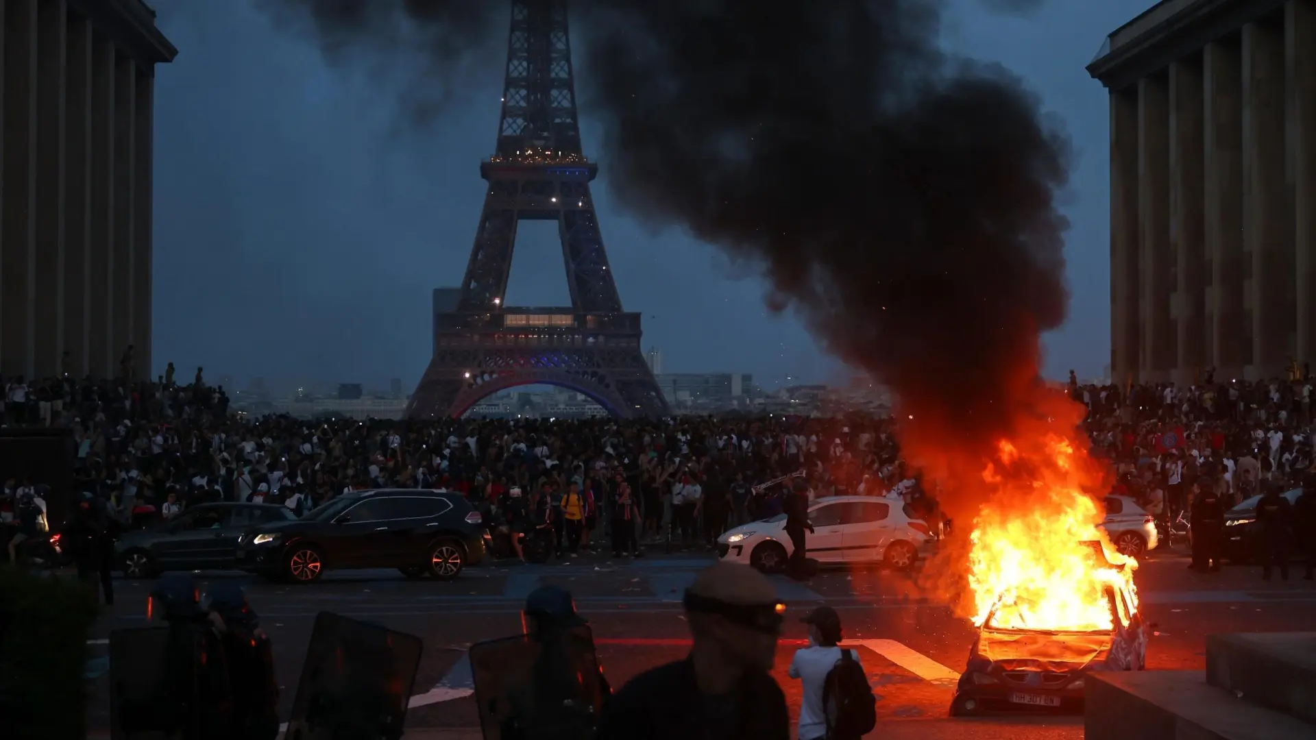 La celebración de la Champions del PSG convierte París en un infierno: cientos de detenidos y policías heridos en los disturbios