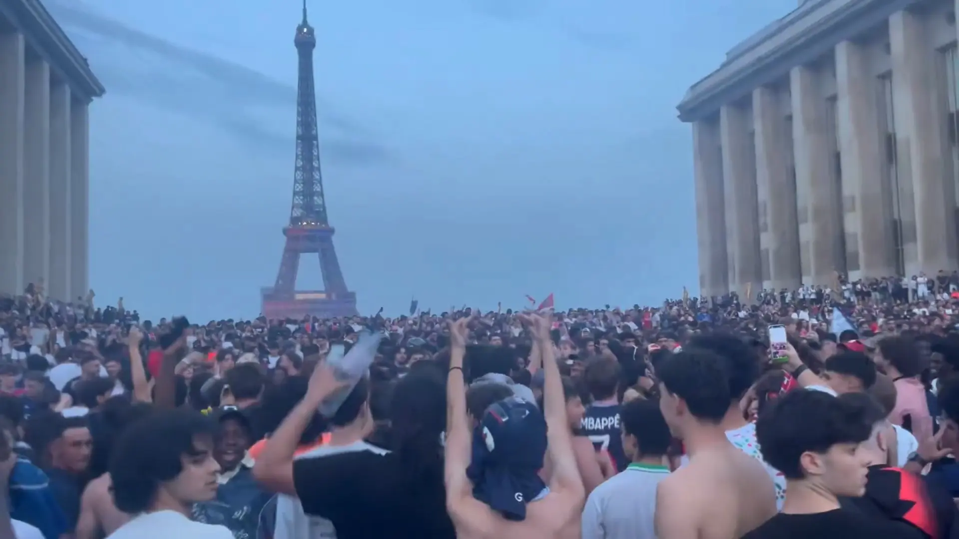 Cánticos de la afición del PSG contra Mbappé tras ganar la Champions
