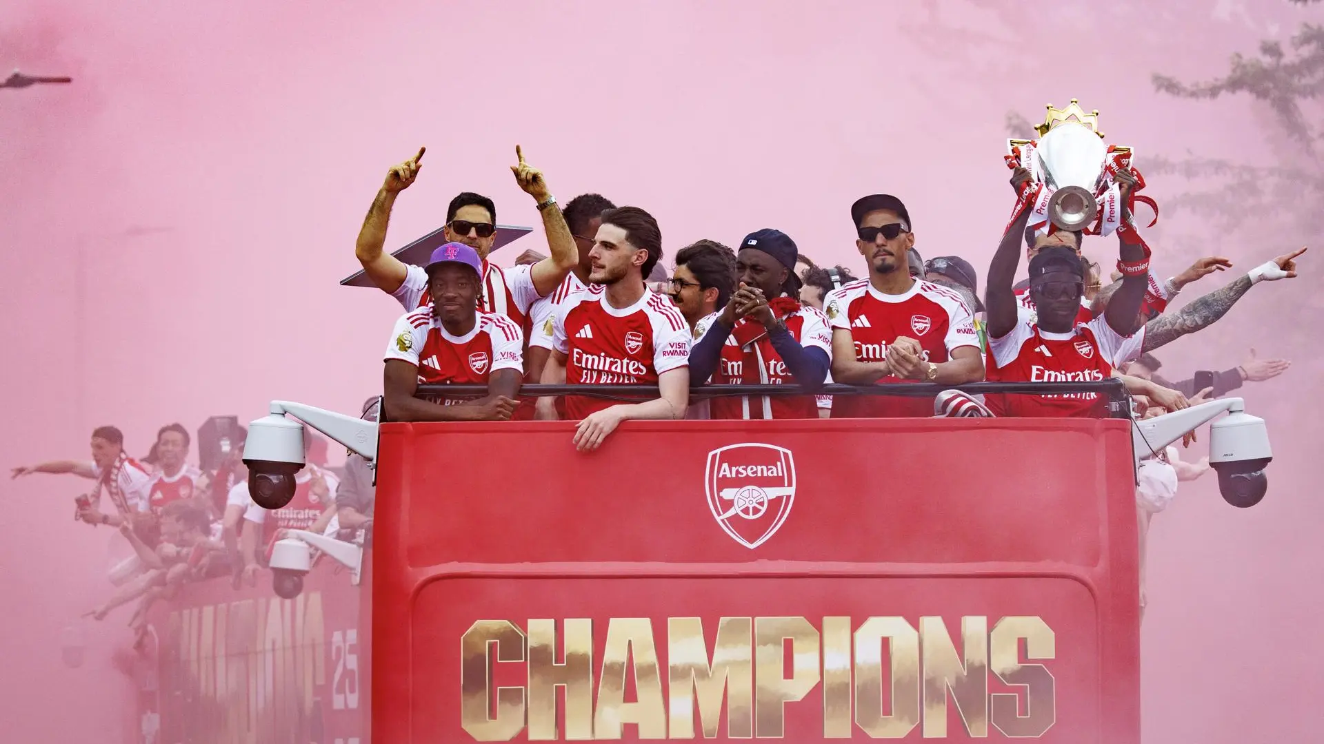 La fiesta más amarga del Arsenal tras su dura derrota en Champions: rostros serios y abatidos en la celebración de la Premier