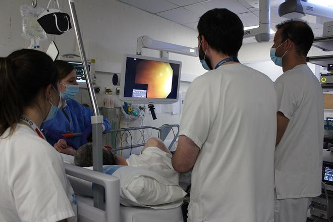 Seis meses para ver al traumatólogo y más de tres para una endoscopia: Metges de Catalunya avisa de que las listas de espera están «peor»