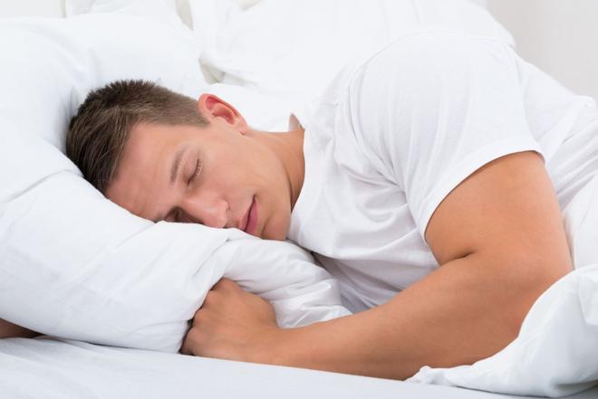 Los dispositivos que estimulan dormir de lado: posible nueva solución contra la apnea del sueño