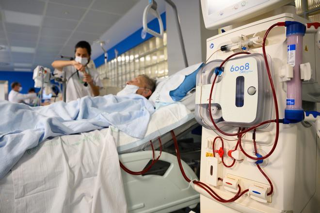 El Hospital Clínic de Barcelona impulsa una estrategia para reducir un 22% el CO2 de la diálisis