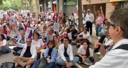 Metges de Catalunya avisa de que 38 servicios de hospitales no harán horas extra a partir de junio para forzar a Salut a negociar