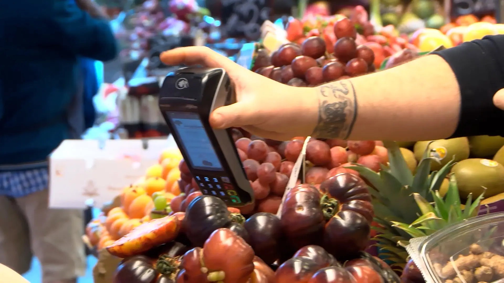 Bizum llega a comercios y restaurantes: CaixaBank y BBVA concentran casi la mitad de los clientes