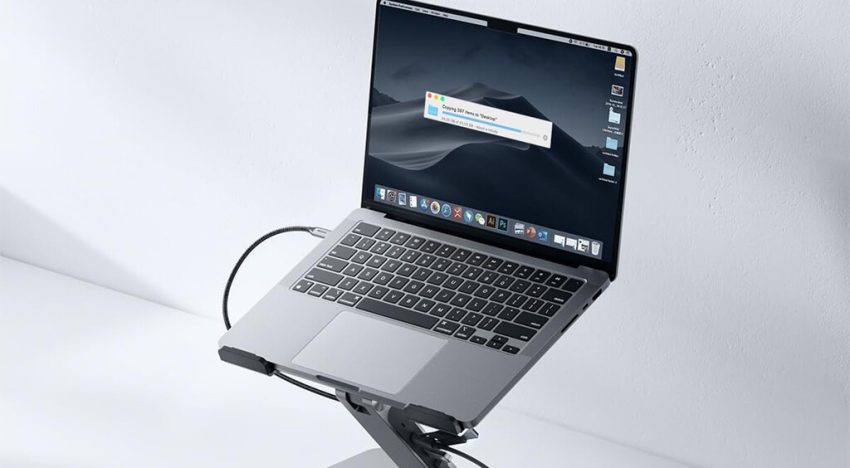 Este soporte para MacBook me soluciona un problema a la hora de trabajar. Y de paso me da conexión para el monitor y dos periféricos