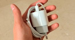 Todos hemos enrollado el cable del iPhone alrededor del cargador: este truco evita que los extremos se acaben rompiendo