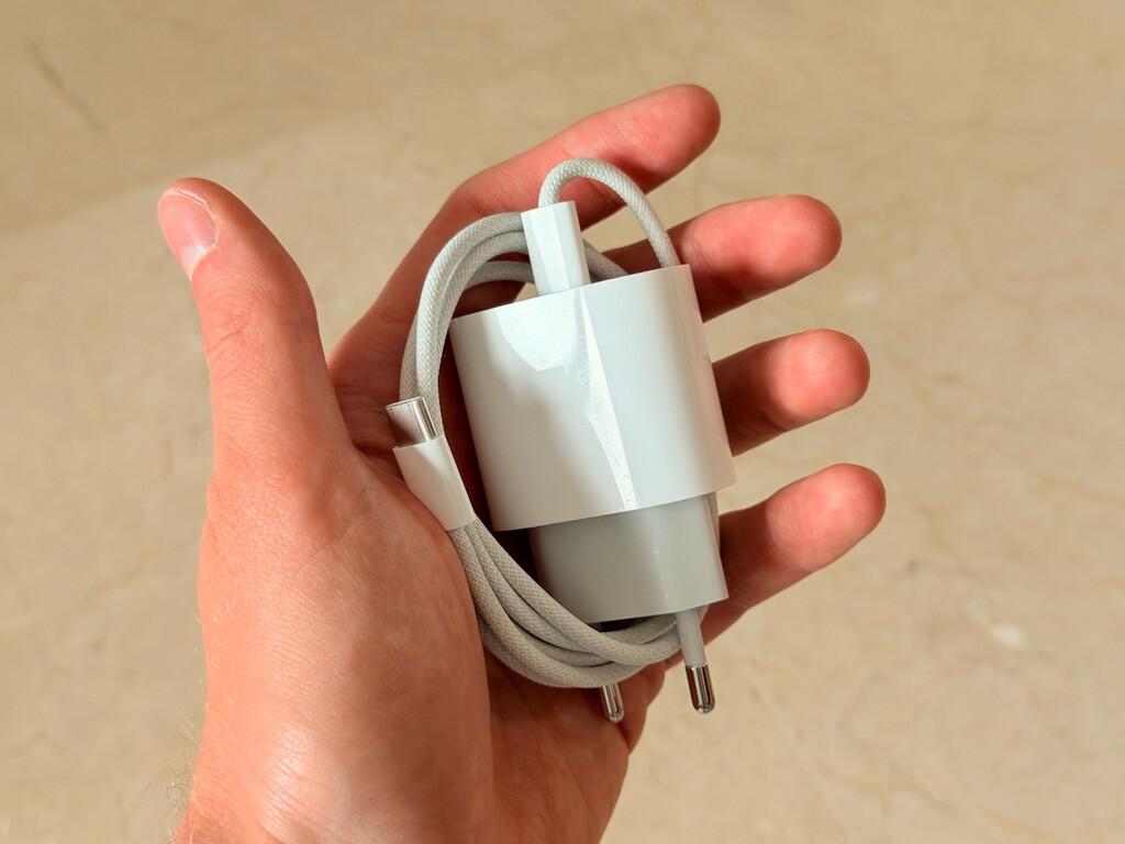 Todos hemos enrollado el cable del iPhone alrededor del cargador: este truco evita que los extremos se acaben rompiendo
