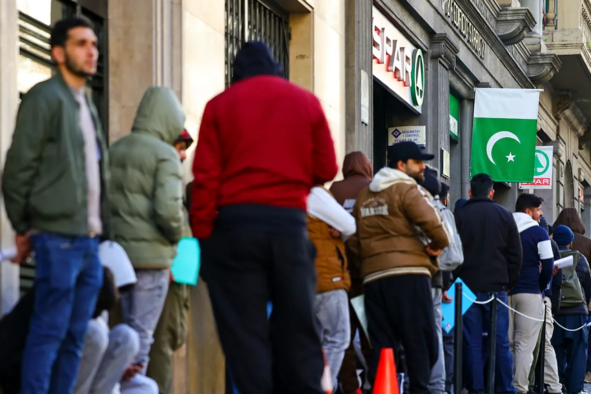 El Supremo plantea paralizar la regularización masiva de inmigrantes por «colisionar contra la Unión Europea»