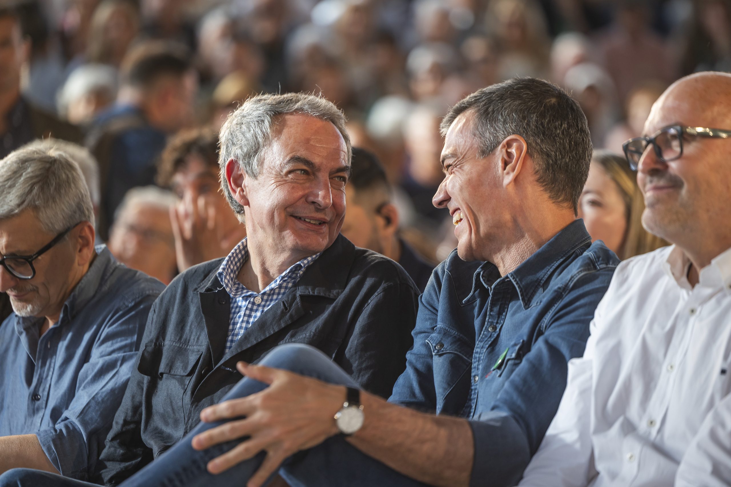 Sánchez y Zapatero exhiben complicidad en el acto de apertura de campaña de Andalucía.
