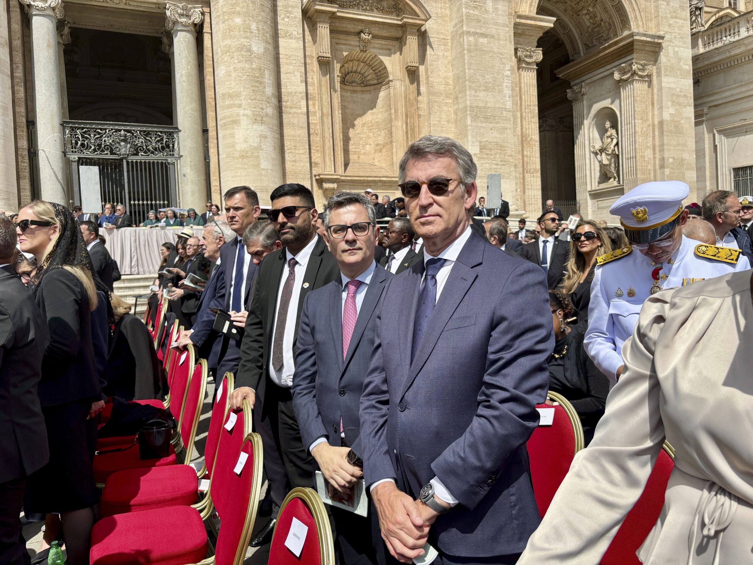 Félix Bolaños y Alberto Núñez Feijóo, en la misa de inicio del Pontificado de León XIV, en mayo de 2025.