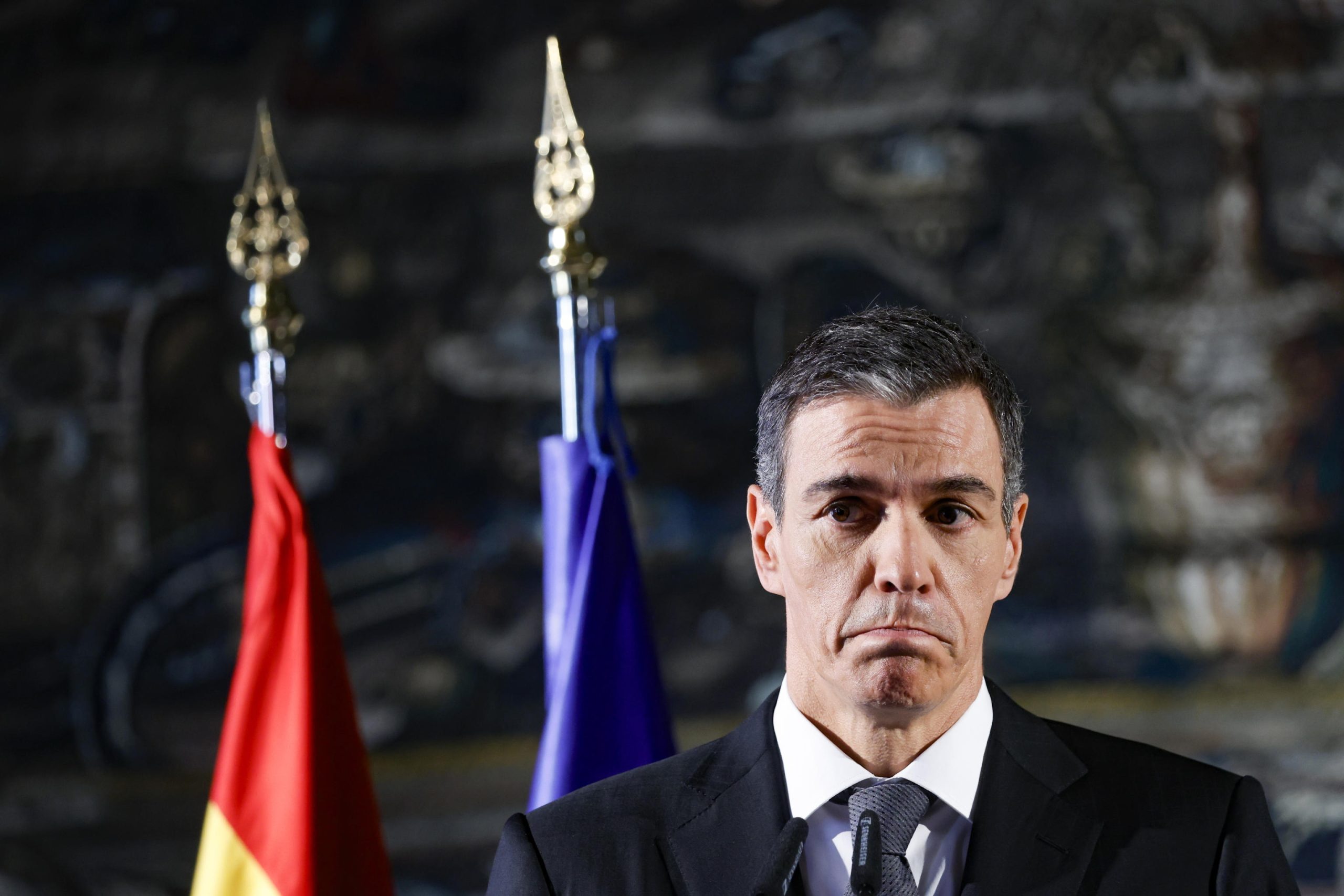 El gesto de Sánchez, en su comparecencia en Roma, mientras la UCO entraba en Ferraz