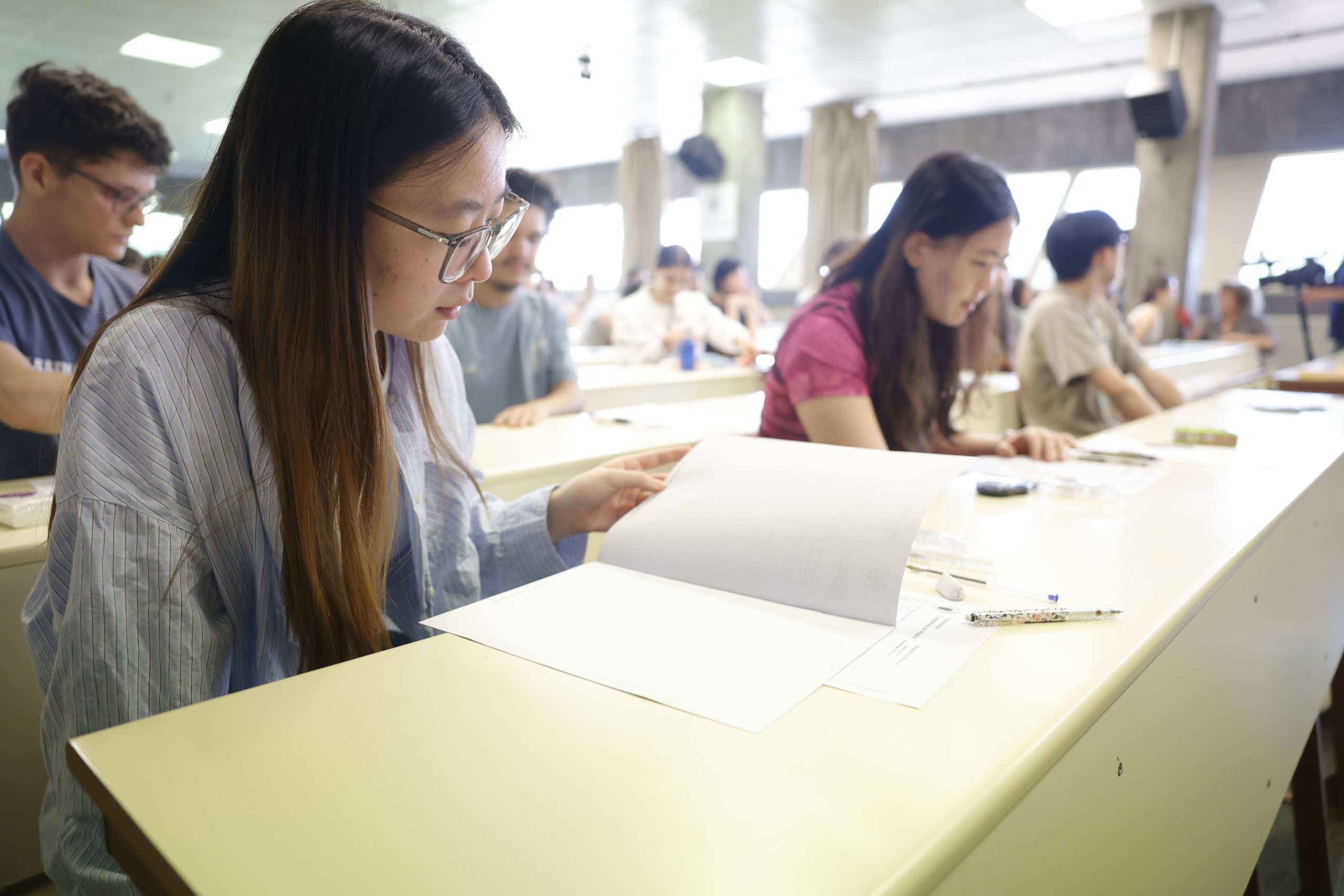Alumnas revisan el examen de Lengua en la Complutense.
