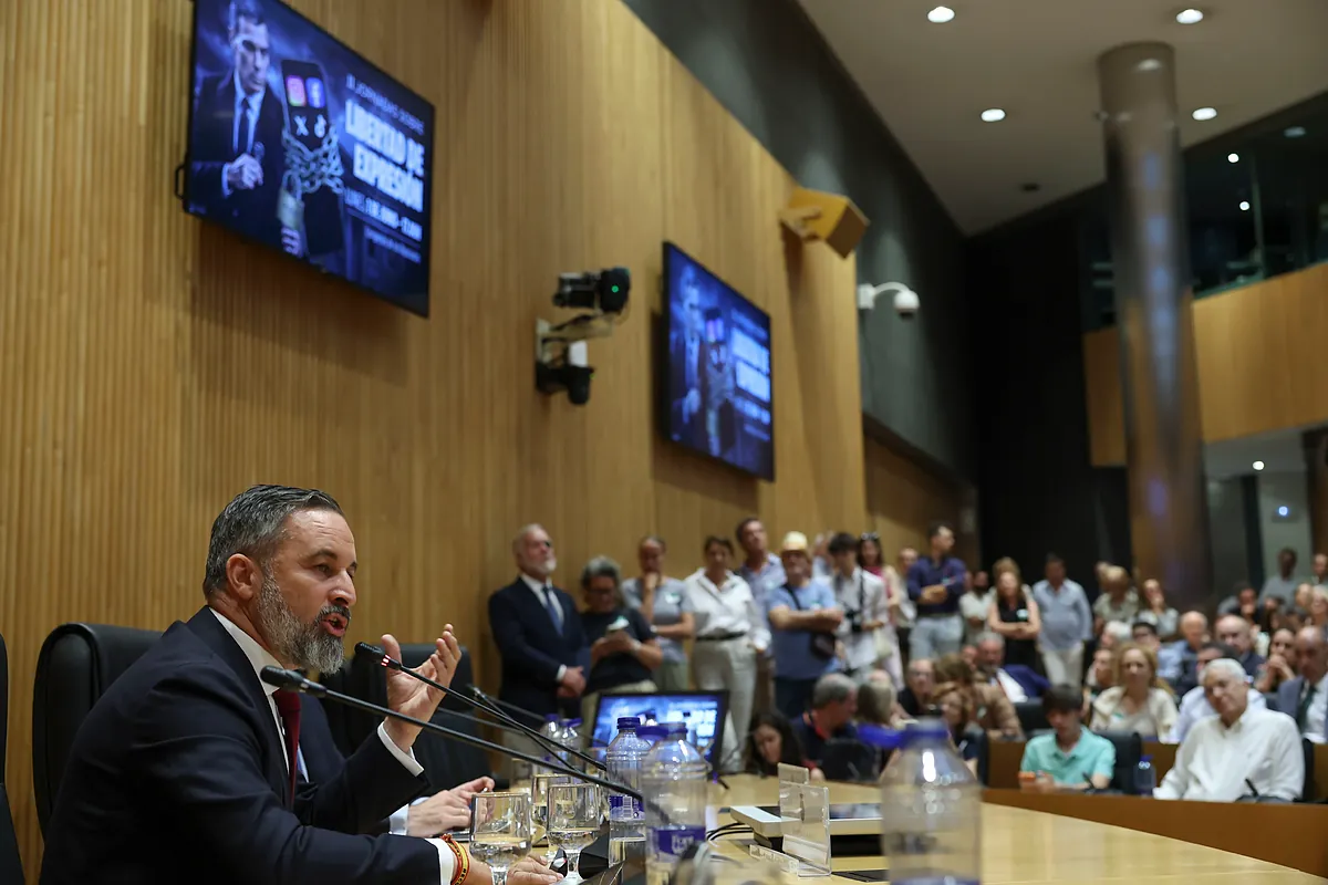 Vox se cita contra una «libertad de expresión en peligro» y Abascal insta a «no bajar la guardia»: «Van a hacer lo imposible y lo ilegal para mantenerse en el poder»