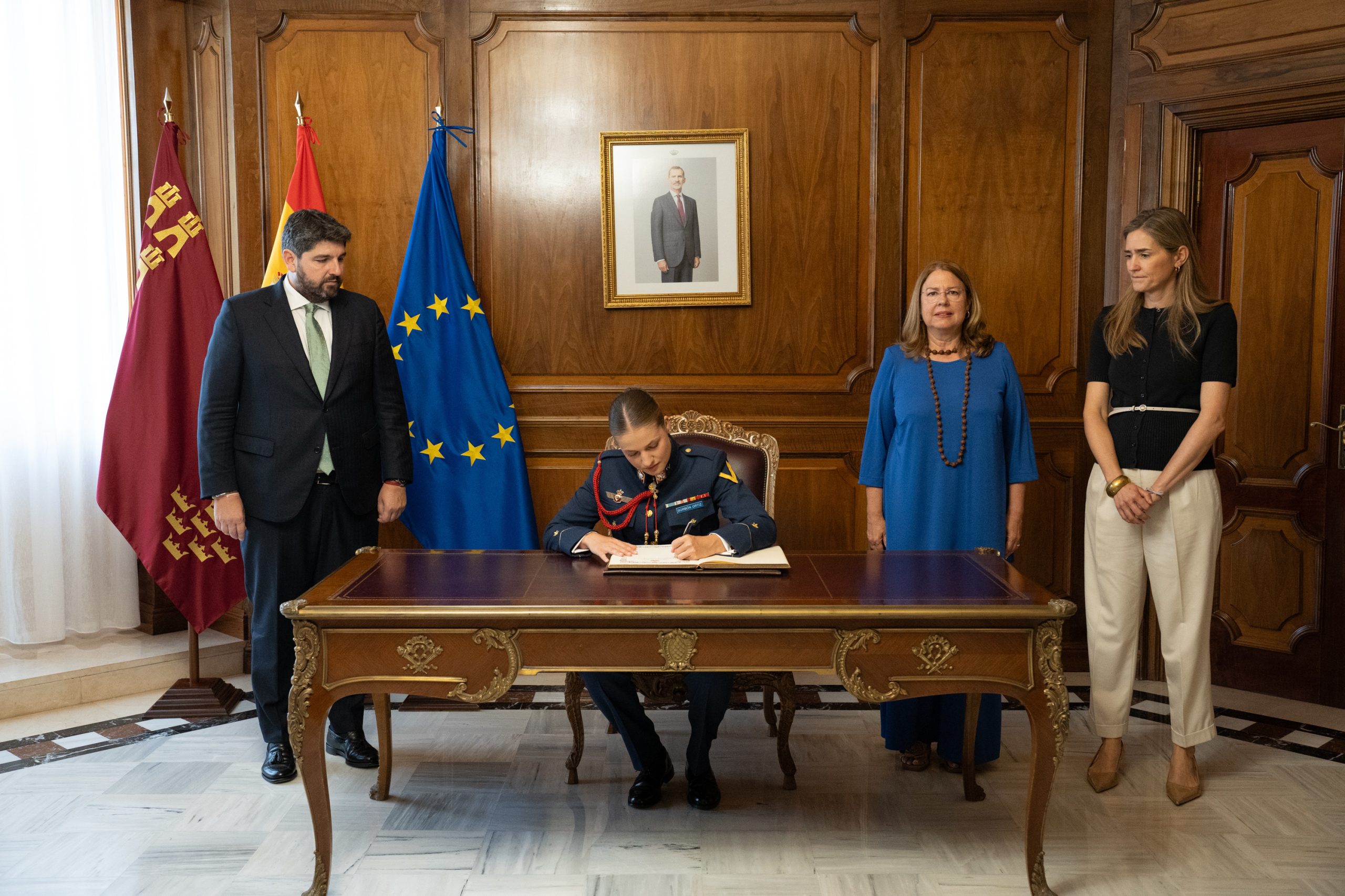 La Princesa Leonor firma en el Libro de Oro de la Asamblea Regional de Murcia