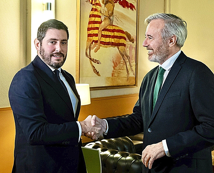 Alejandro Nolasco (Vox) y Jorge Azcón (PP) sellan el acuerdo aragonés.