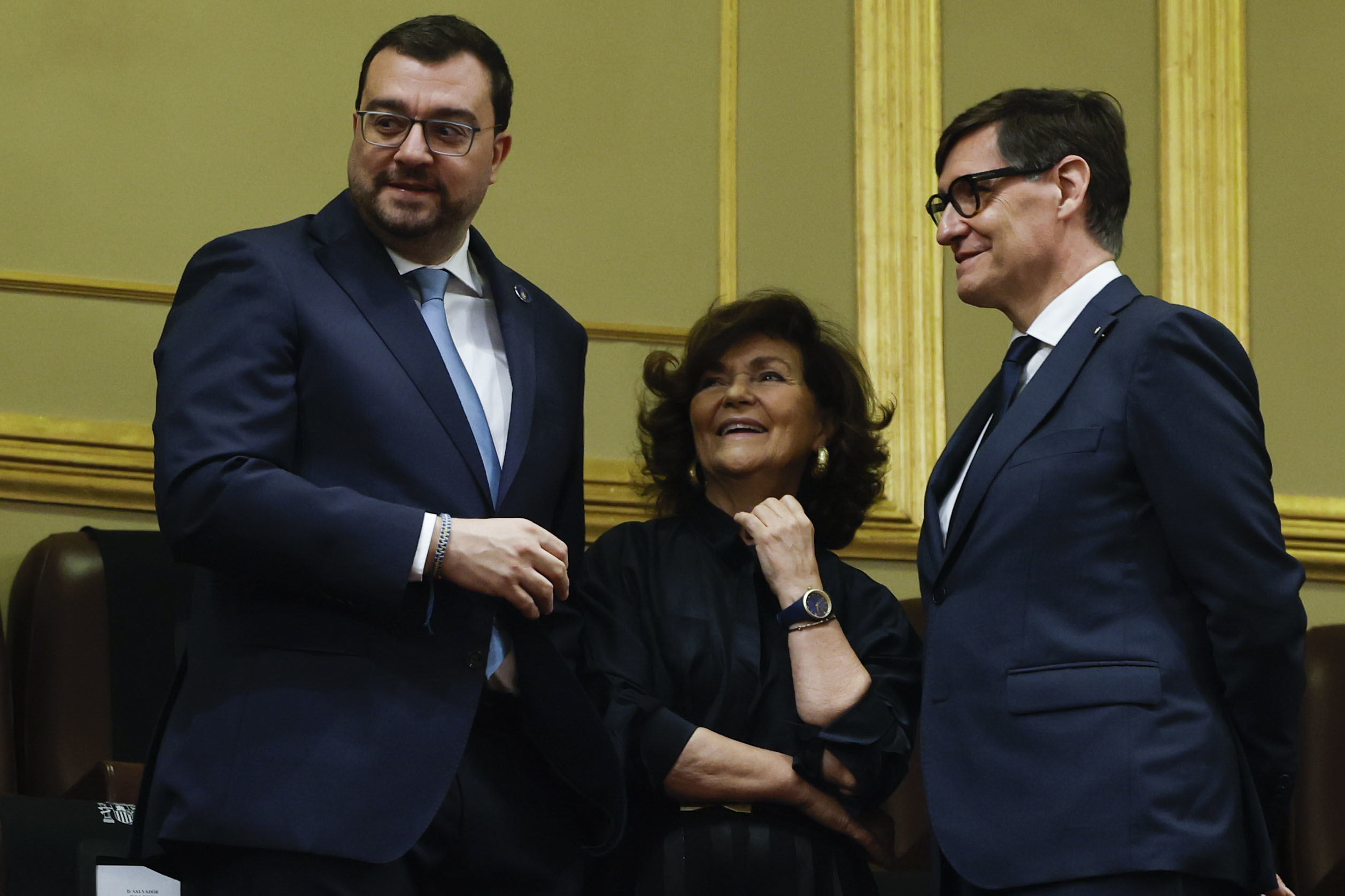 El presidente de Asturias, Adrián Barbón (c), la exvicepresidenta del Gobierno, Carmen Calvo (c) el presidente de la Generalitat, Salvador Illa (d) toman asiento a su llegada al Congreso de los diputados