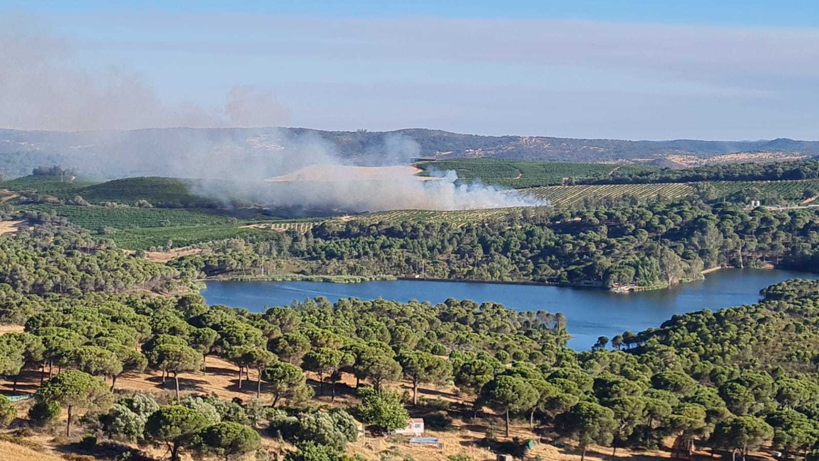 Columna de humo del incendio declarado en Doñana hace unos días.