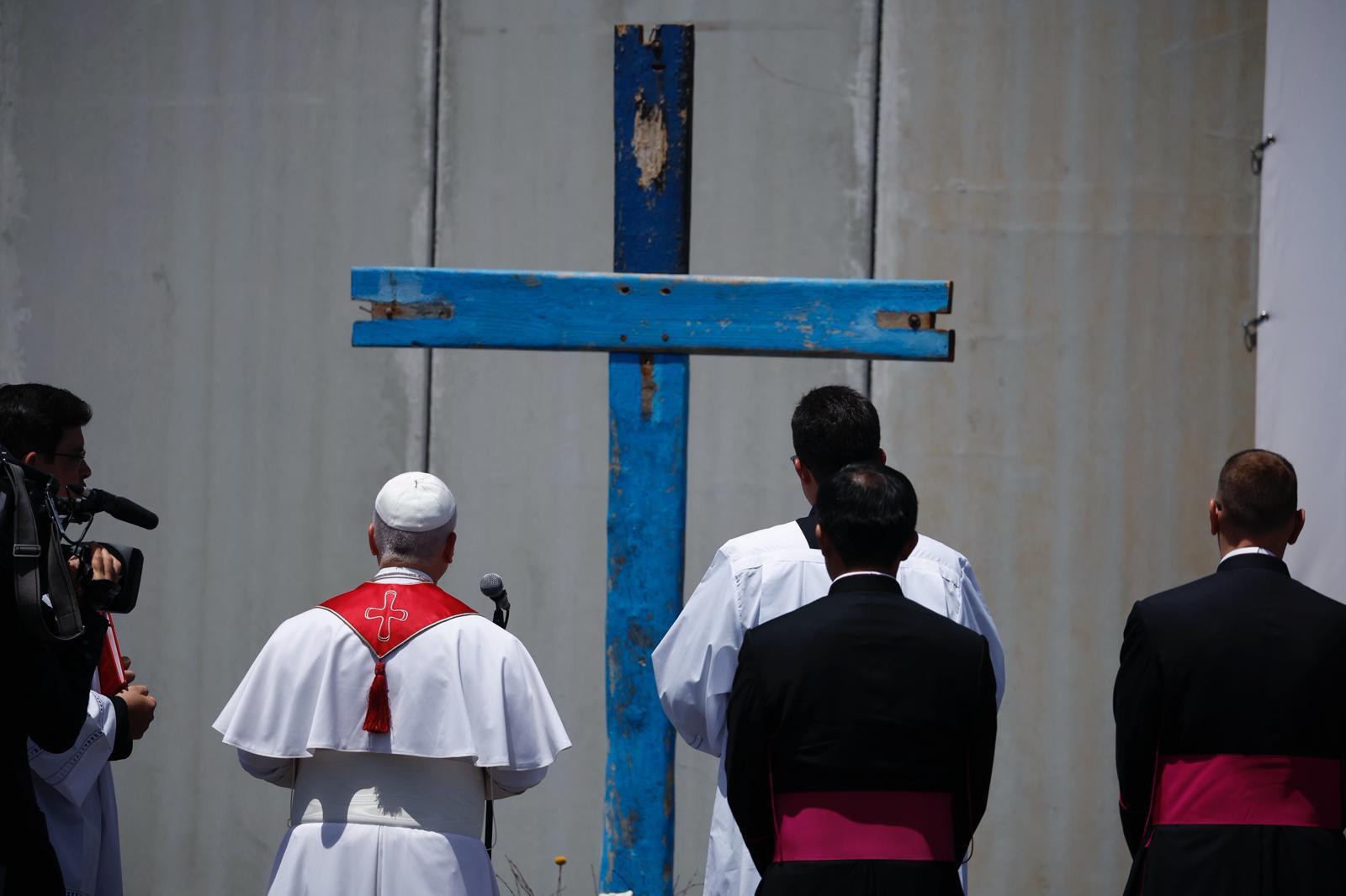 El Papa bendice la cruz de madera hecha de restos de cayucos en Arguineguín.