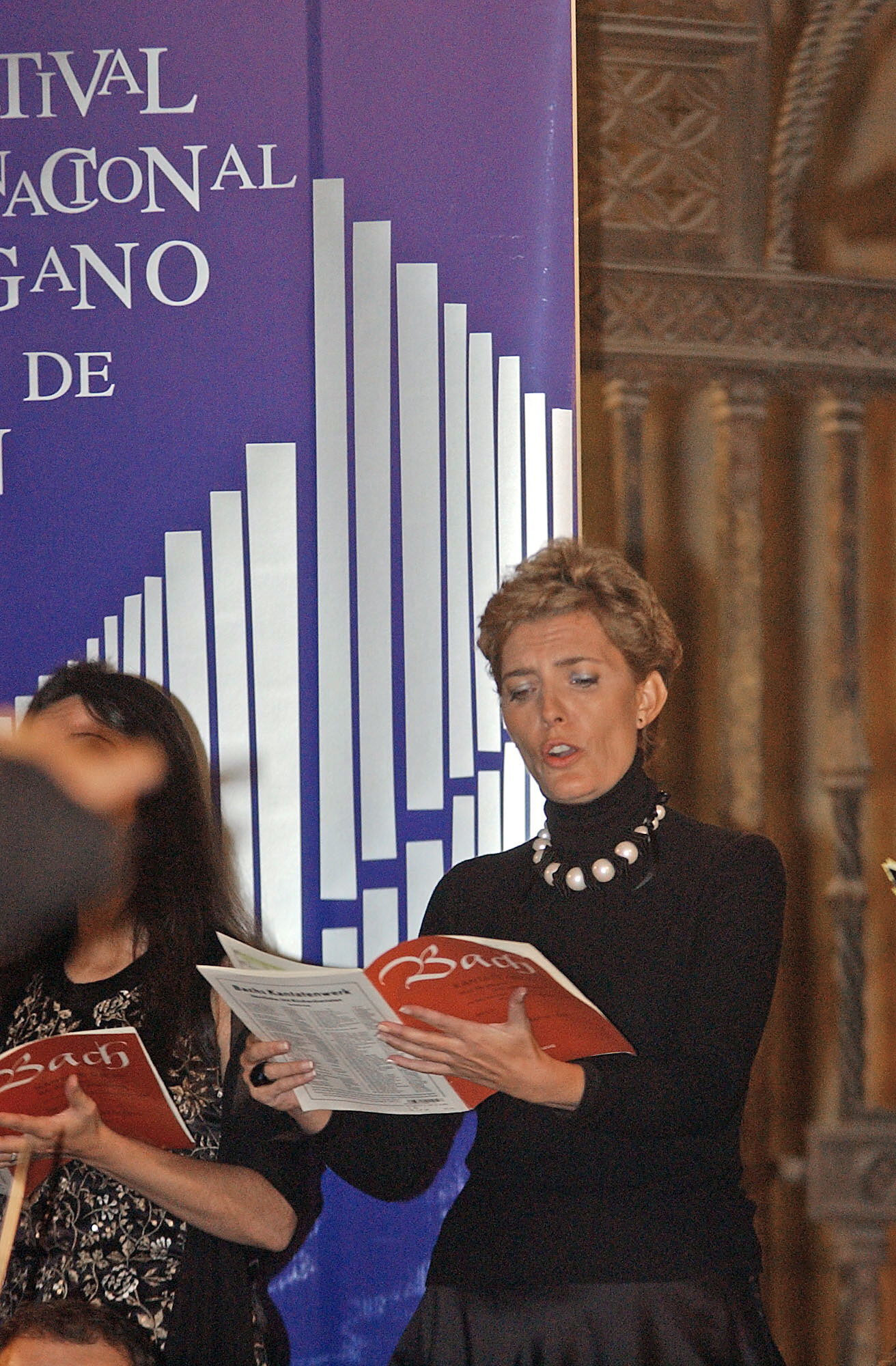 Sonsoles Espinosa, esposa de José Luis RodrÃguez Zapatero, interpreta unas obras de Bach con la Capilla de Real de Madrid en León en 2006