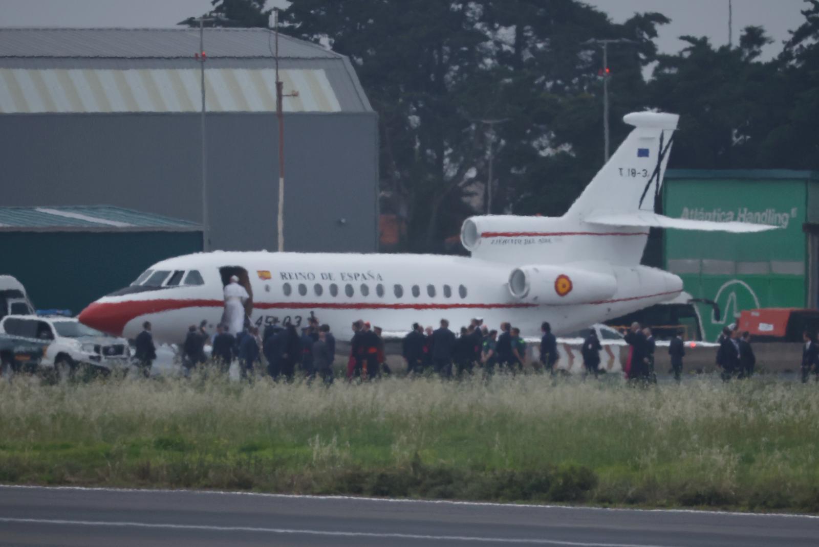 El Papa León XIV embarca en el Falcon que le lleva a Roma