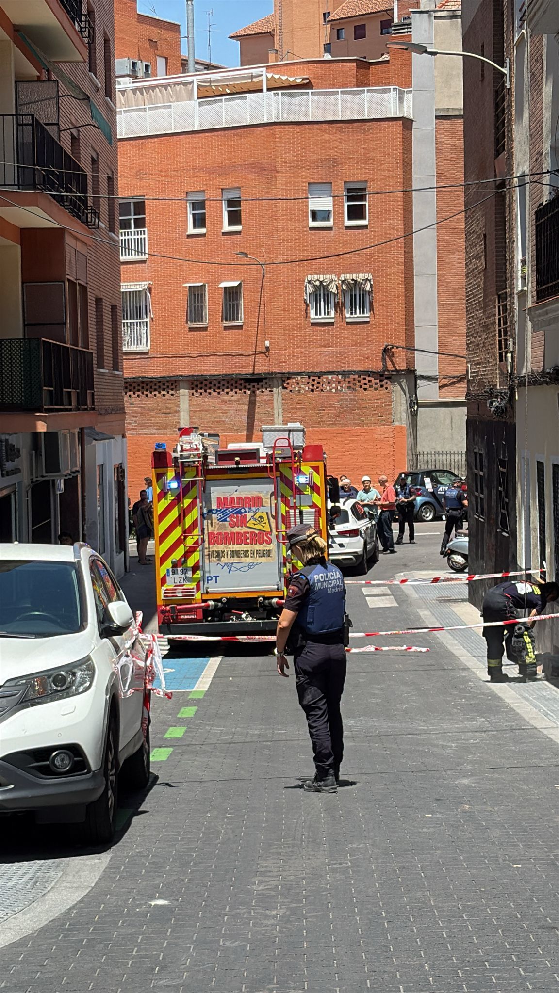 Bomberos en la calle de Francisco Salas, cortada al tráfico por la Policía Municipal.