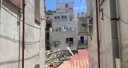 El brazo horizontal de una grúa de gran tamaño se desploma sobre dos edificios en el distrito madrileño de Tetuán: sin heridos, pero con varios vecinos desalojados