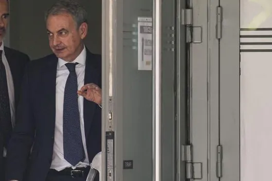 El juez afirma que Zapatero «no ha logrado desvirtuar los indicios racionales de criminalidad» con su declaración
