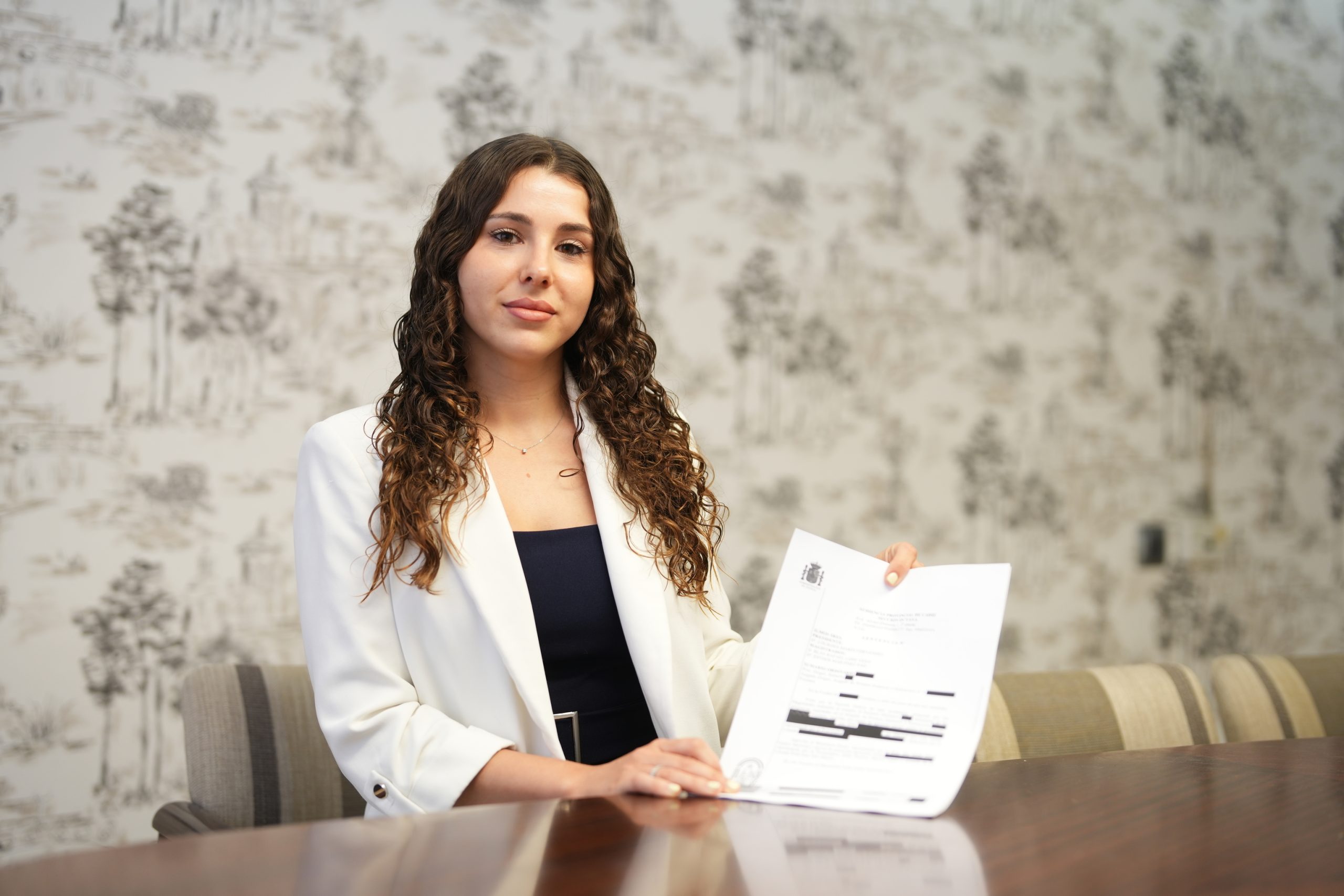 La abogada Inés Alba Palerm muestra la sentencia de la Audiencia de Cádiz.