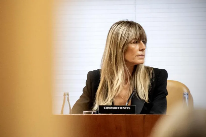 El juez Peinado abre juicio oral contra Begoña Gómez por «aprovechar» su posición en La Moncloa: le retira el pasaporte y la obliga a comparecer cada 15 días