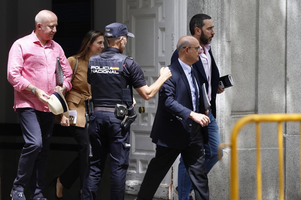 Víctor de Aldama y su abogado José Antonio Choclán, este lunes, al salir del Supremo.