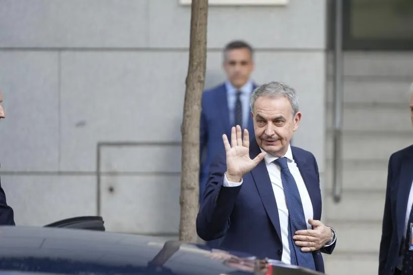 El juez ofrece a Hacienda personarse en la investigación de las joyas de Zapatero como «potencial perjudicada» y el ex presidente reclama que la Udef excluya su vida privada de la causa