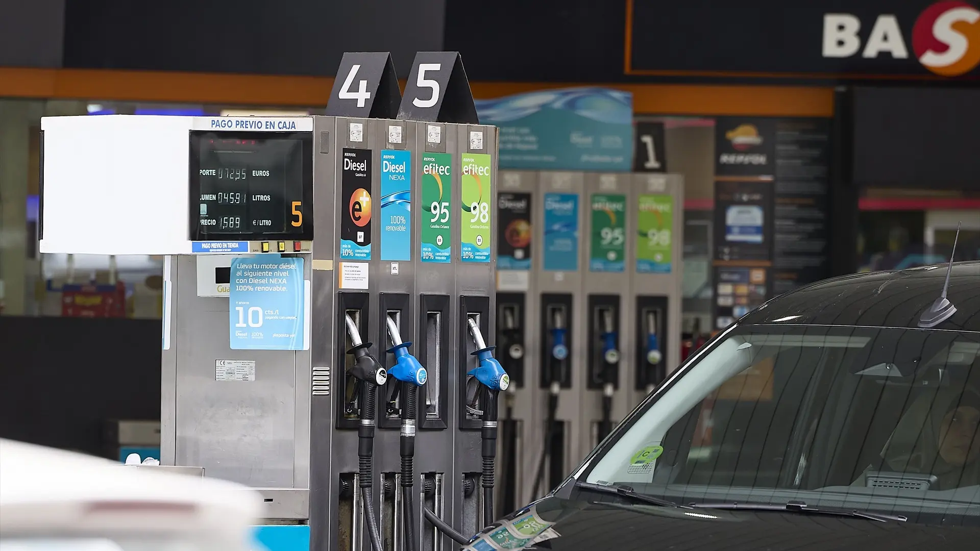 El diésel registra su precio más bajo desde principios de marzo y se sitúa en los 1,648 euros por litro