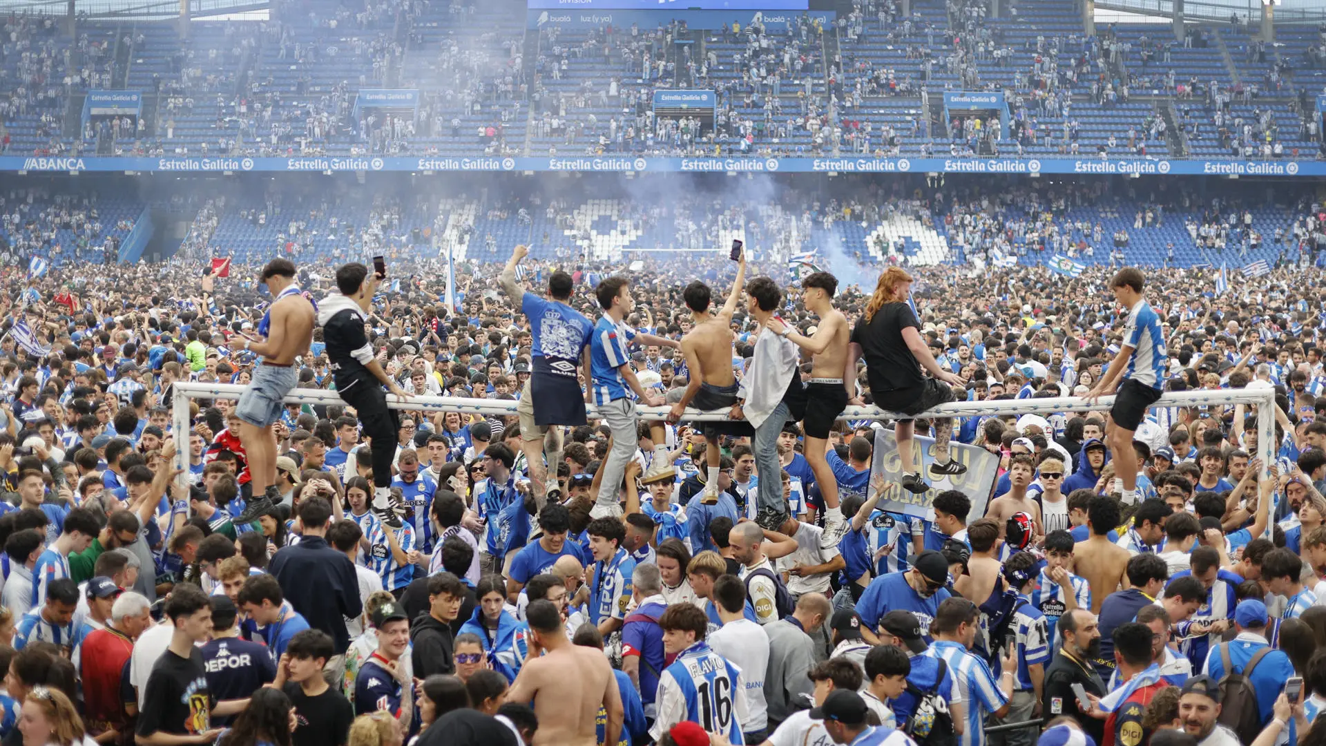 Tremenda invasión en Riazor para celebrar el ascenso del Deportivo… y alarma: el césped, destrozado a días de que juegue la selección