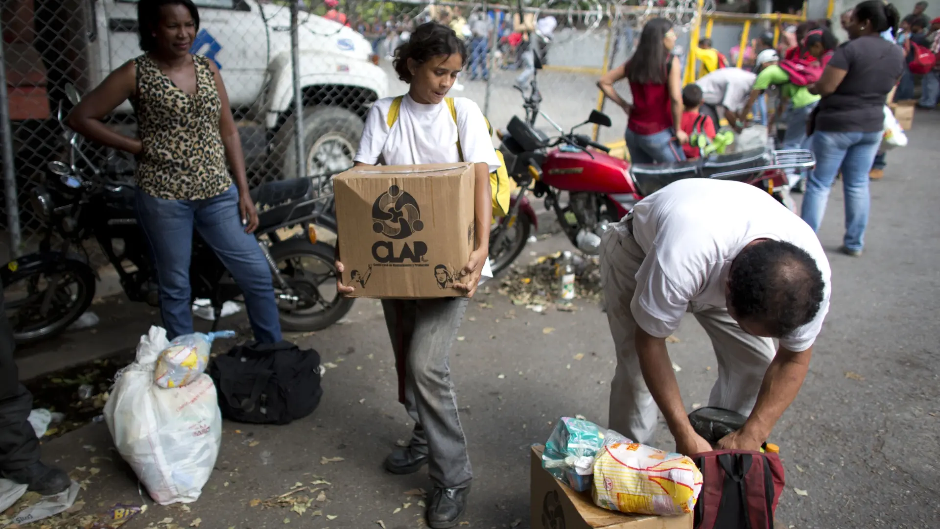 Los venezolanos que recibieron la bolsa CLAP señalada por el caso Plus Ultra: «Había bichos en los alimentos, pero era la comida del día»