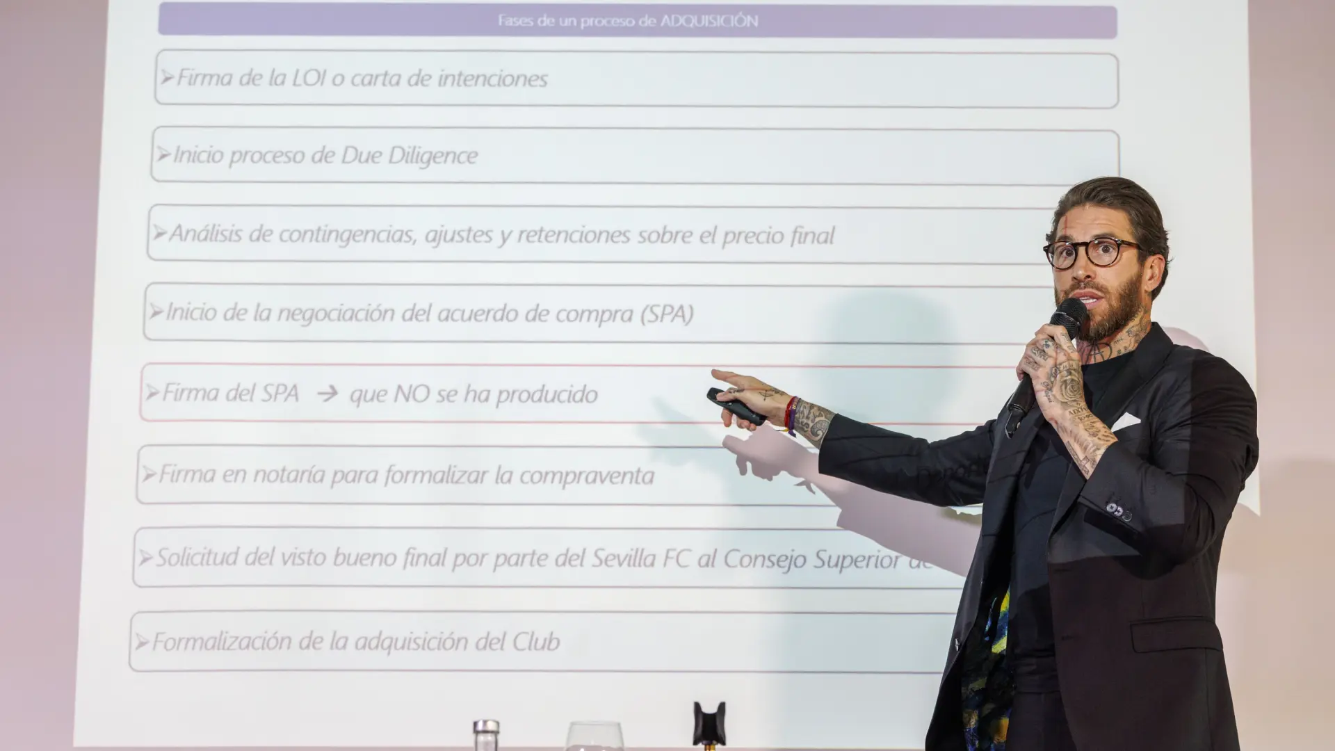 Las redes alucinan con Sergio Ramos y su presentación sobre la compra del Sevilla: «Buenísimo el cameo en 'The Office'»
