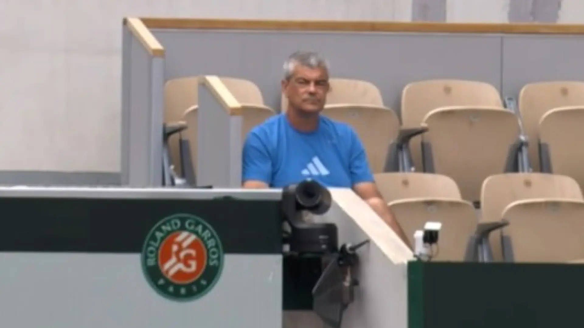 La ya habitual y llamativa imagen del padre de Rafa Jódar, en solitario en un box para 18 personas: «Es mi mayor apoyo»