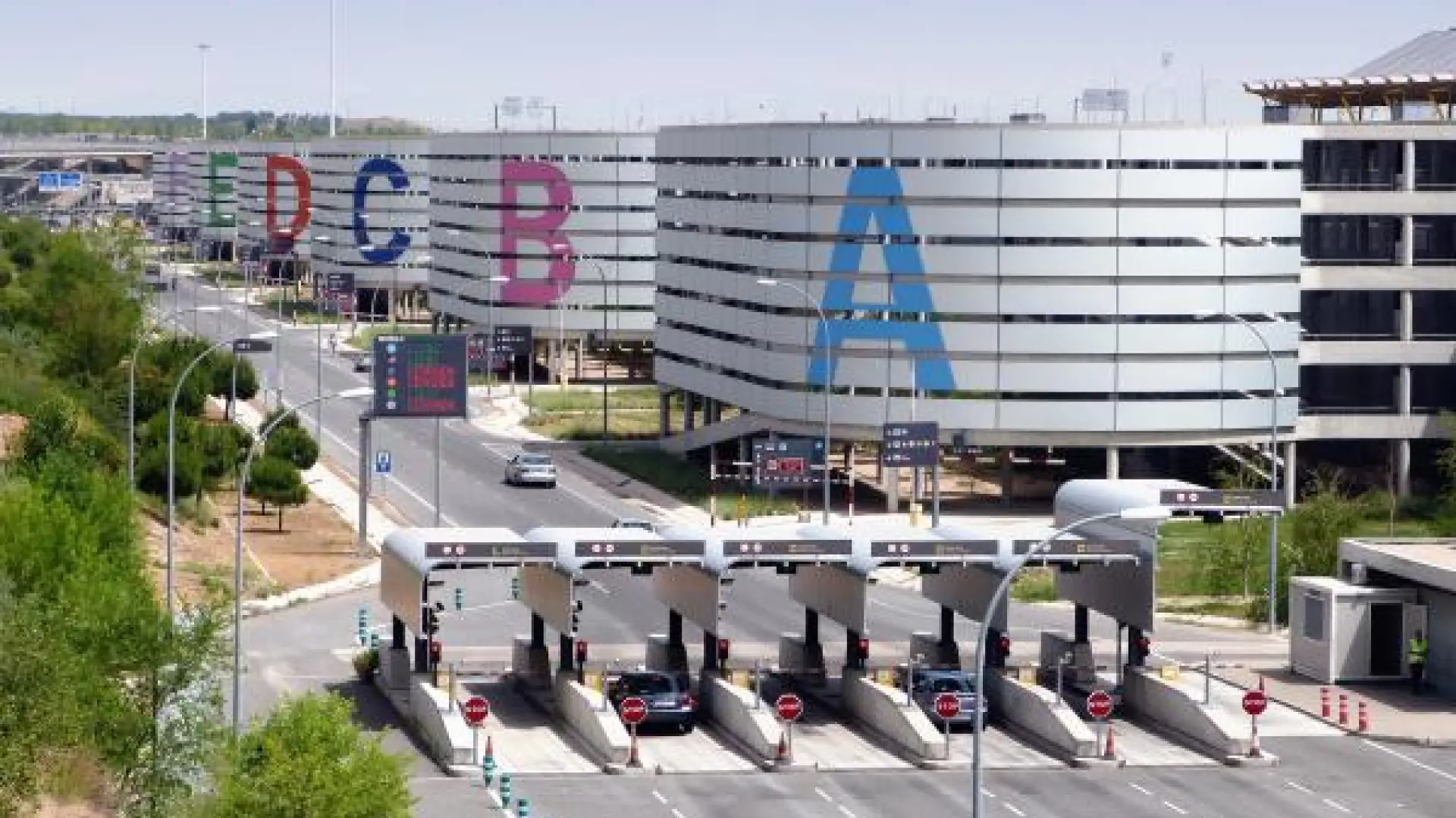 Eysa y Saba se disputan el 'megacontrato' de 250 millones por gestionar los parkings de Aena