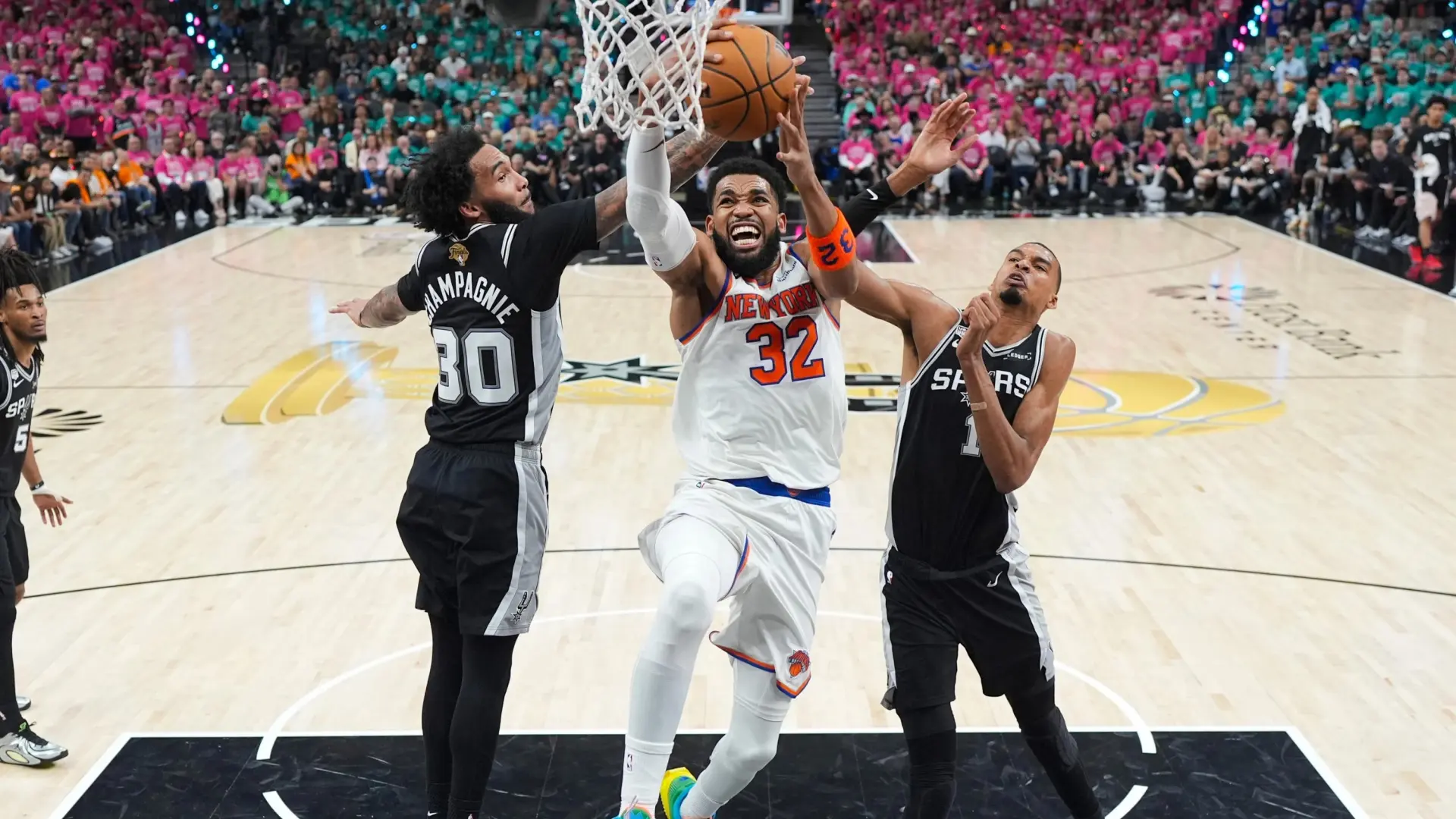 Los Knicks remontan y se llevan el primer partido de las finales de la NBA