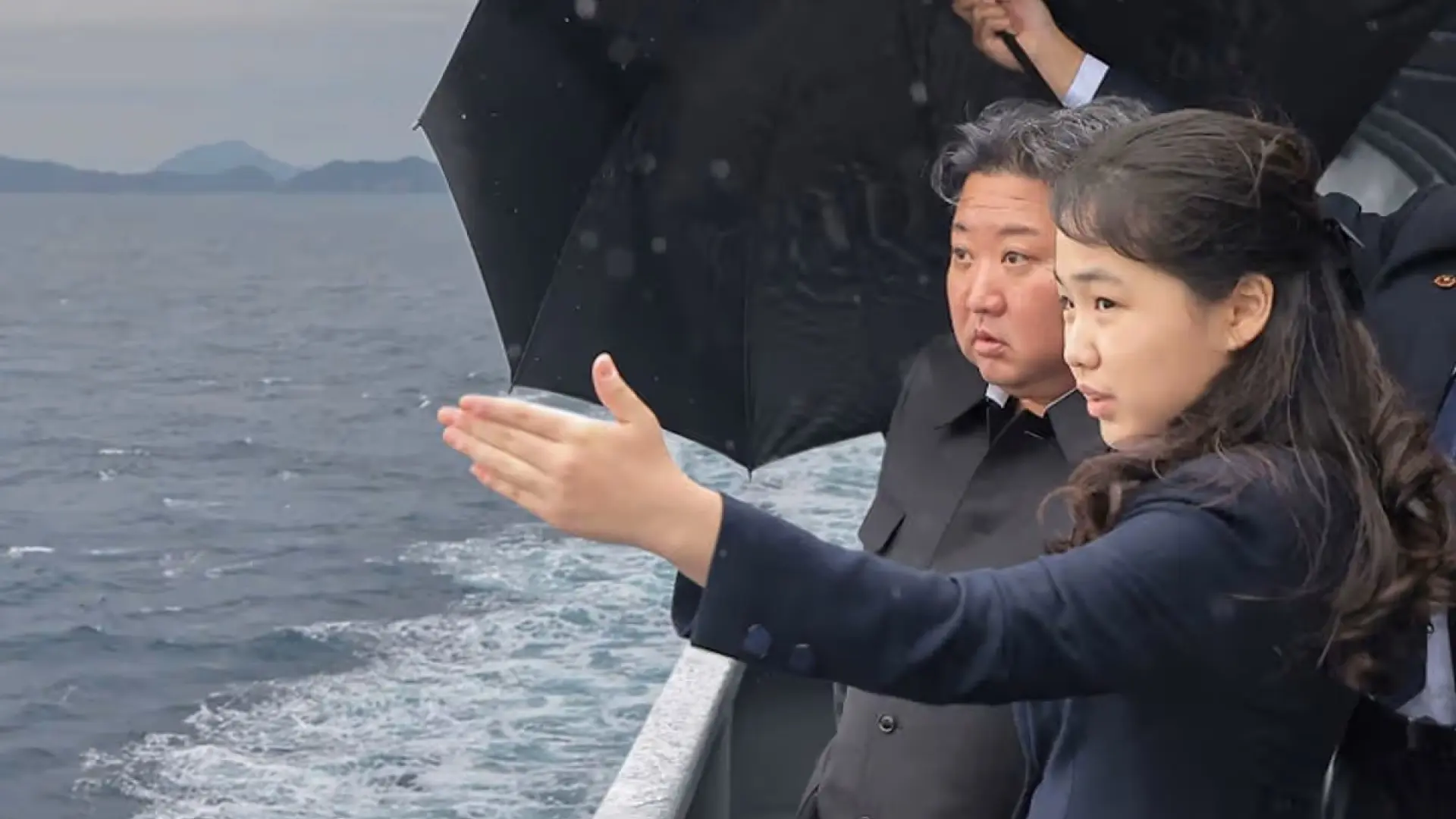 Kim Jong-un posa de nuevo con su hija y heredera, de 13 años, a bordo de un destructor