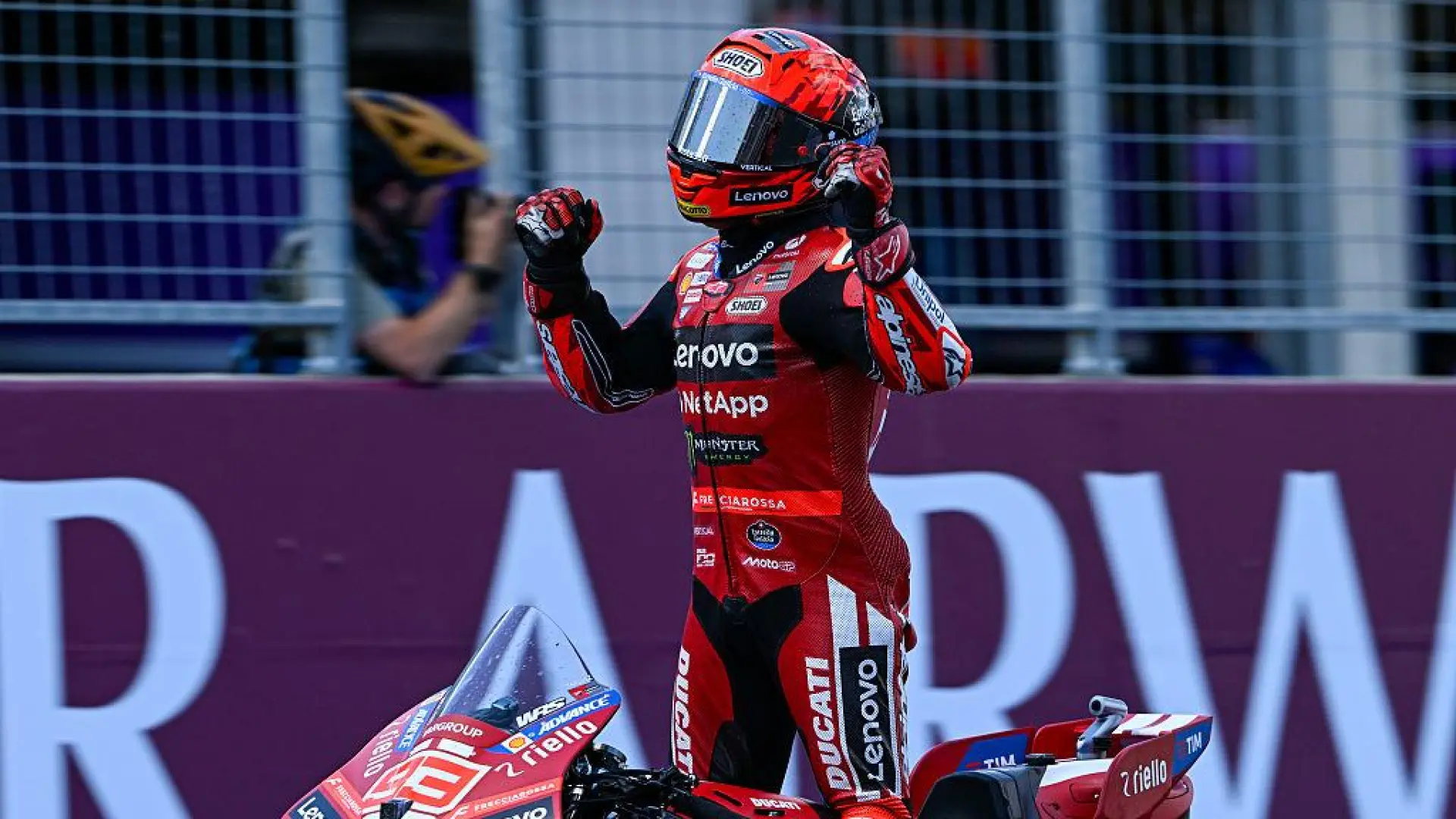 Un Marc Márquez imparable hace doblete en Hungría para meterse de lleno en el Mundial