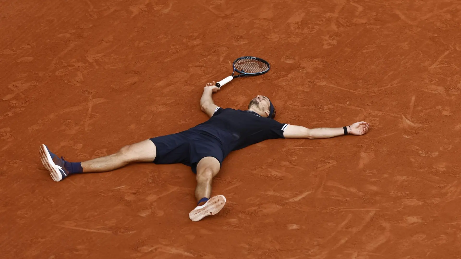 Alexander Zverev vence a Flavio Cobolli para coronarse en Roland Garros y poner fin a su maldición en Grand Slams