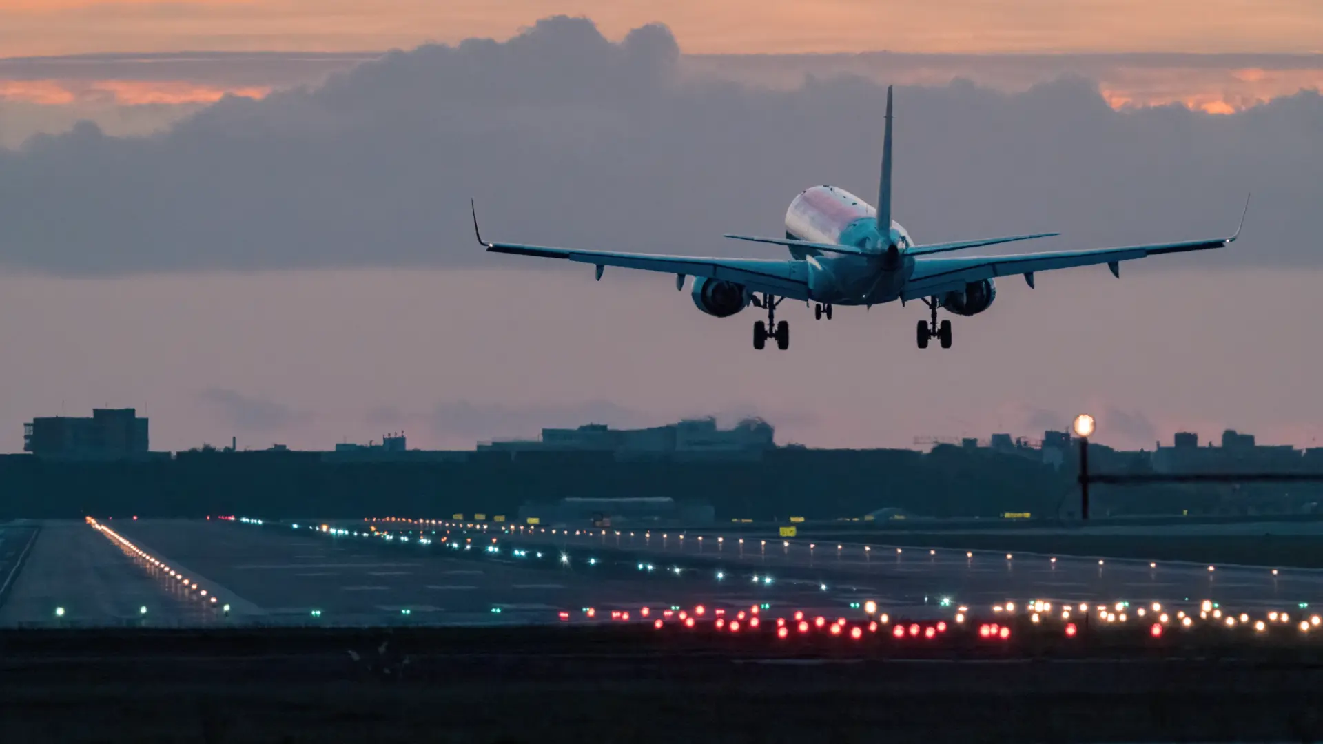 Las aerolíneas recortan su previsión de beneficios a la mitad para 2026 por la guerra en Oriente Próximo