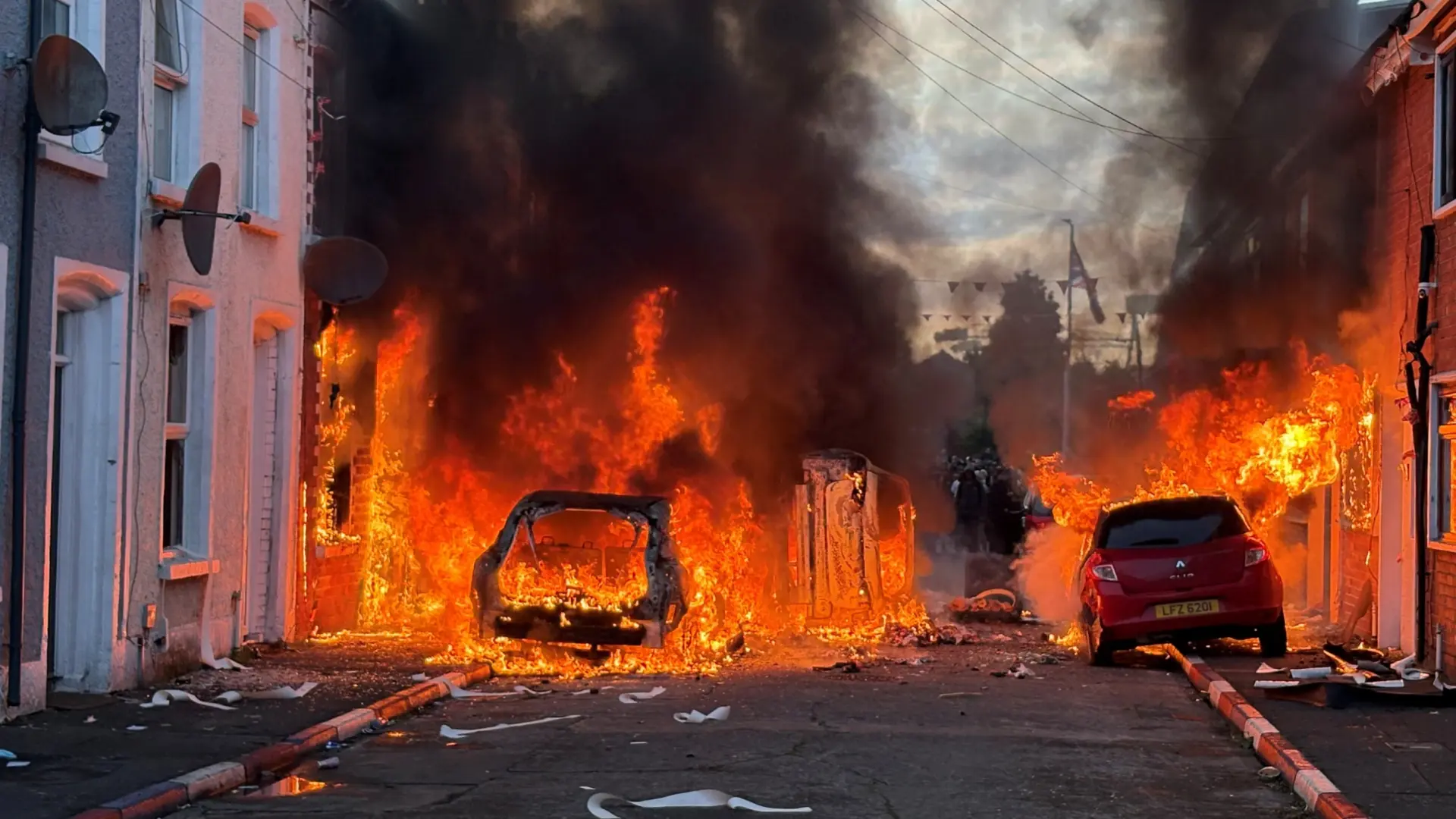 Las impactantes imágenes de la ola de disturbios en Irlanda del Norte