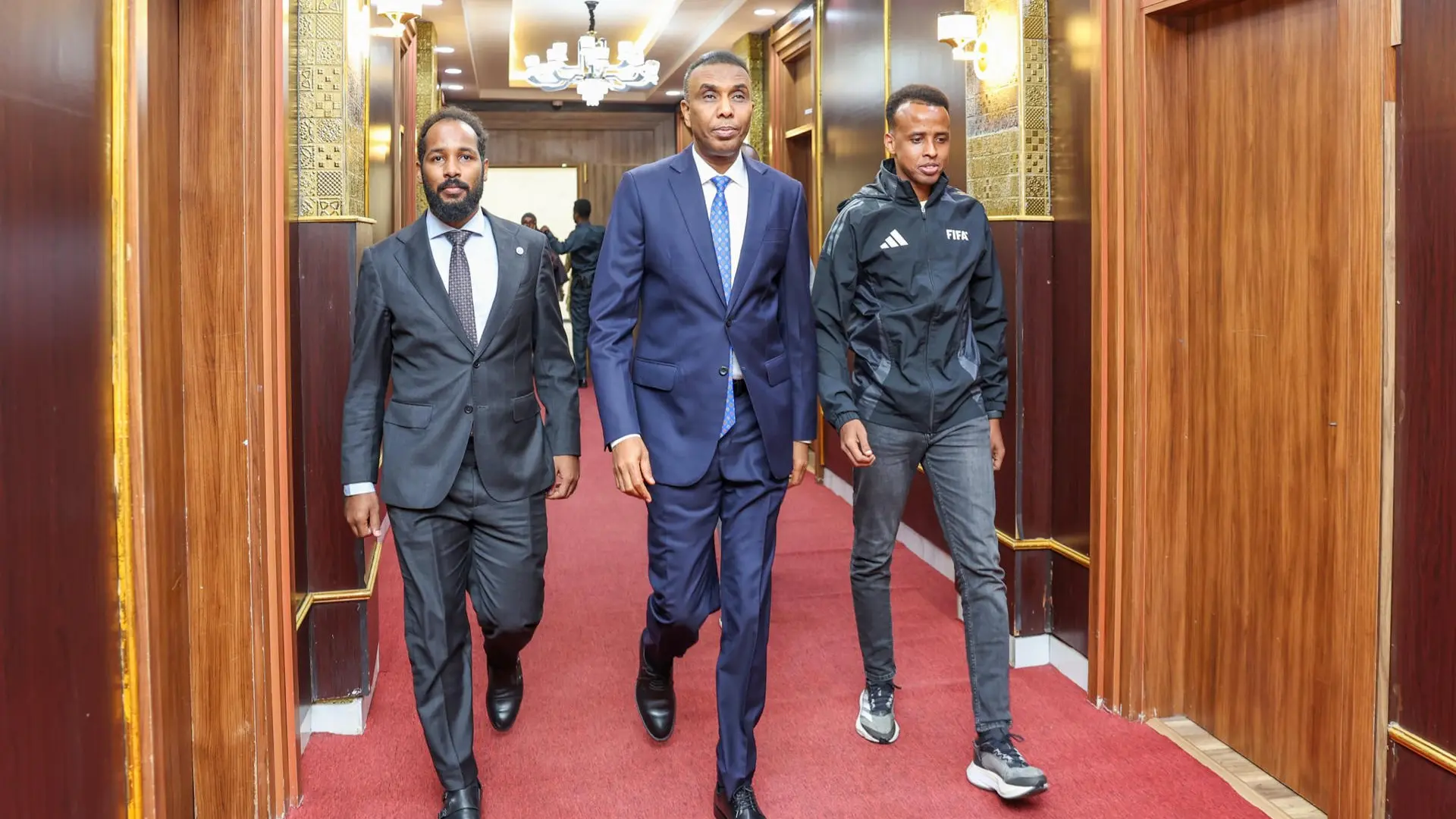 Miles de personas reciben a lo grande al árbitro somalí que iba a pitar el Mundial y fue vetado por Estados Unidos: «Haré historia»