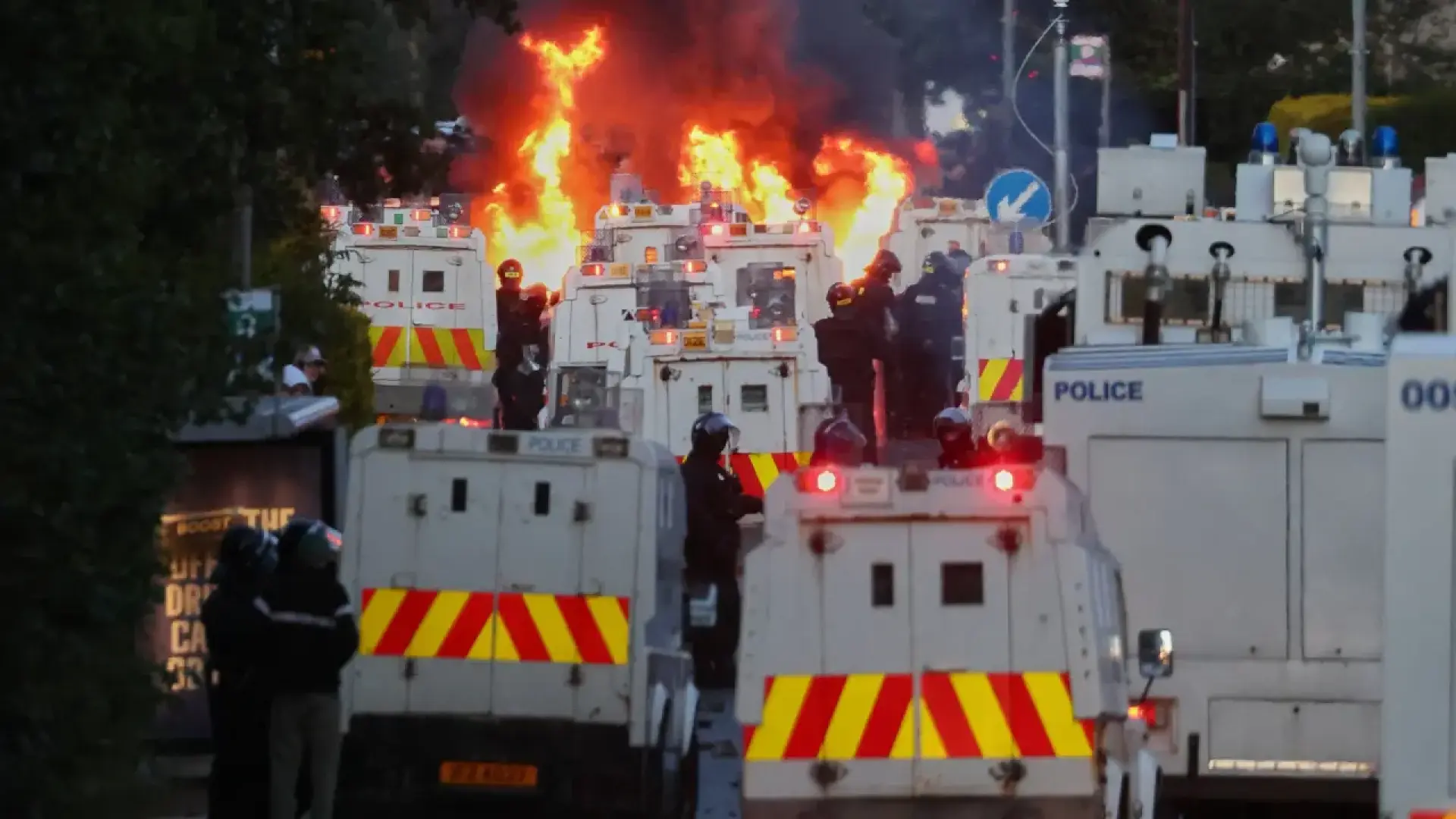 Segunda noche de disturbios en Belfast tras el apuñalamiento de un hombre por un inmigrante sudanés