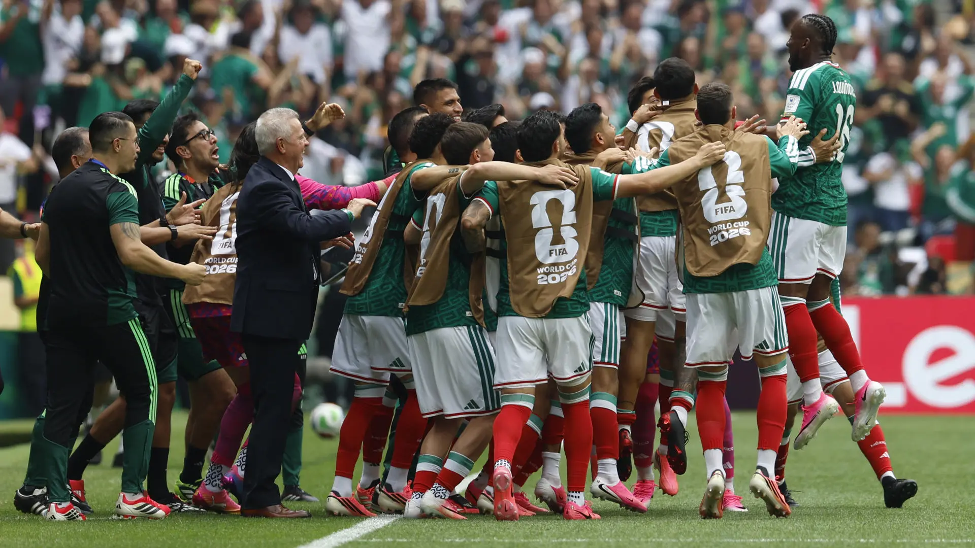 México se estrena con victoria ante Sudáfrica en un partido loco con hasta tres expulsiones