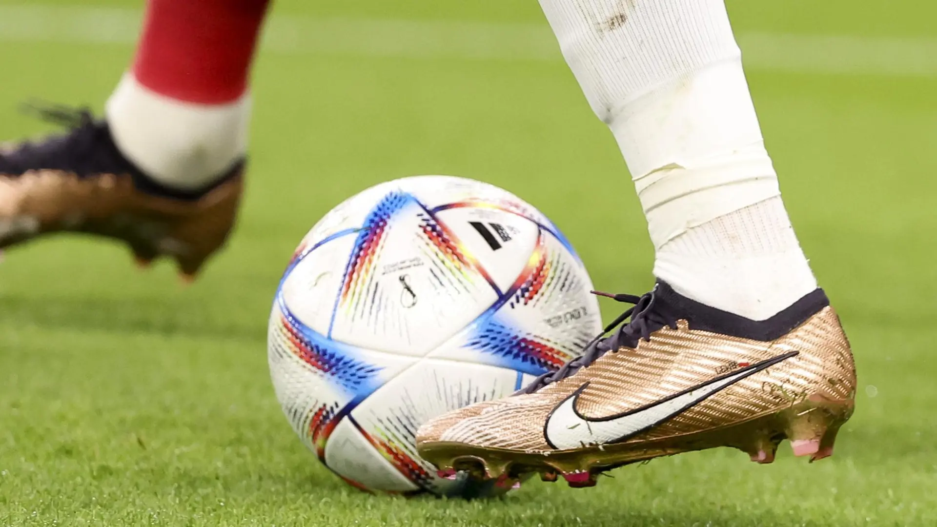 Nike y Adidas llegan hundidas al Mundial, pero solo una ha empezado a convertir el fútbol en beneficios