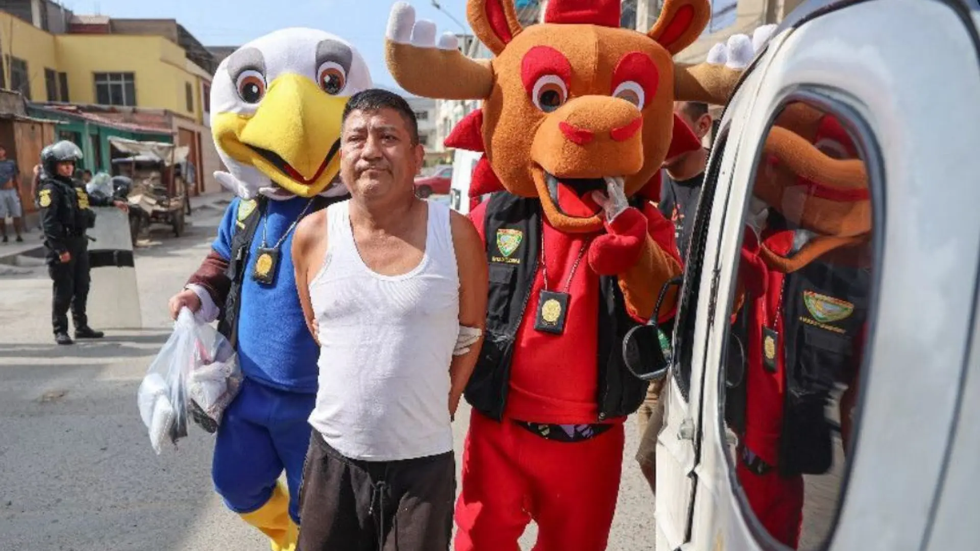 La Policía de Perú se disfraza de mascotas del Mundial para detener a un narcotraficante sin despertar sospechas