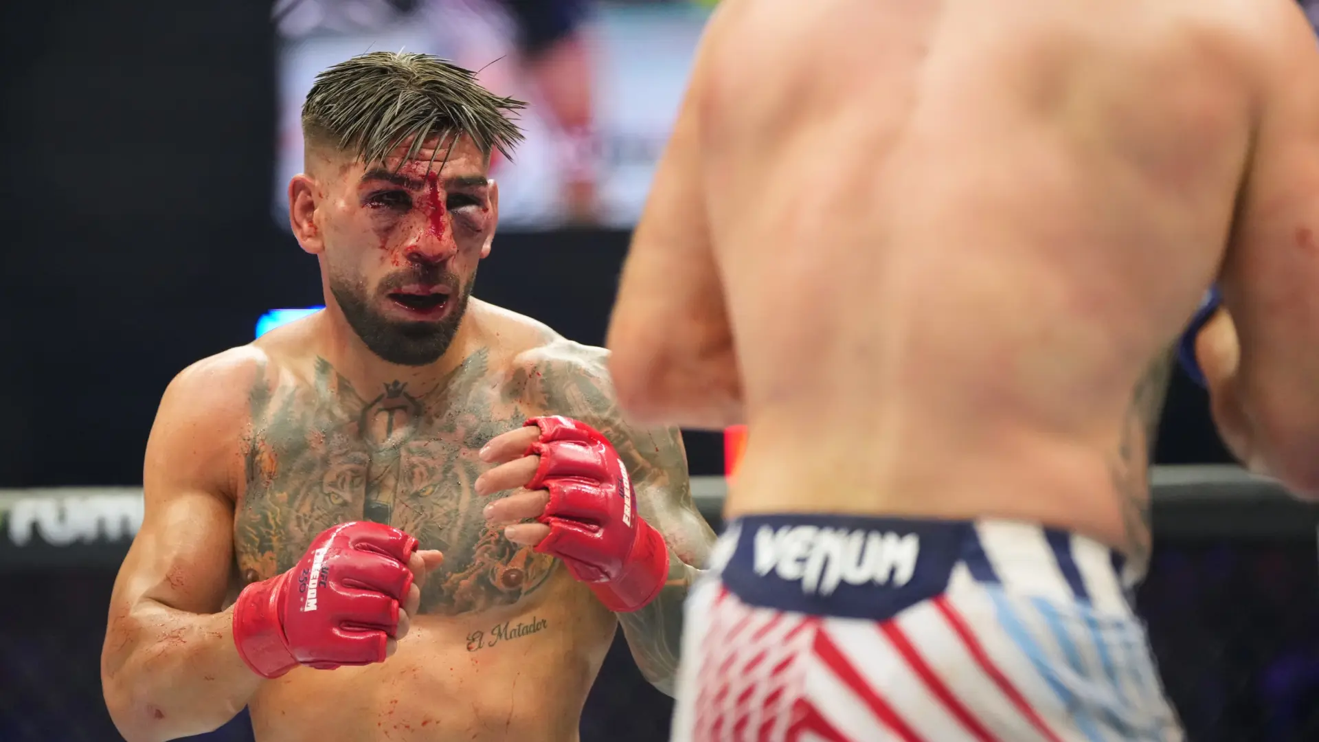 Así fue el momento en que el médico de la UFC paró el combate de Ilia Topuria: «No veo casi nada»