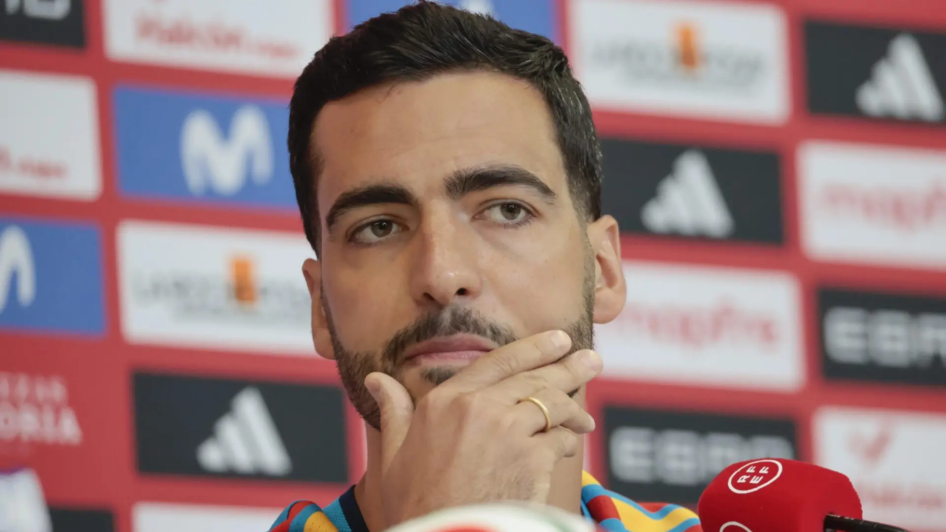 Mikel Merino, sobre el batacazo de España en su debut: «Tenemos la experiencia de que haya un poco de alboroto alrededor»